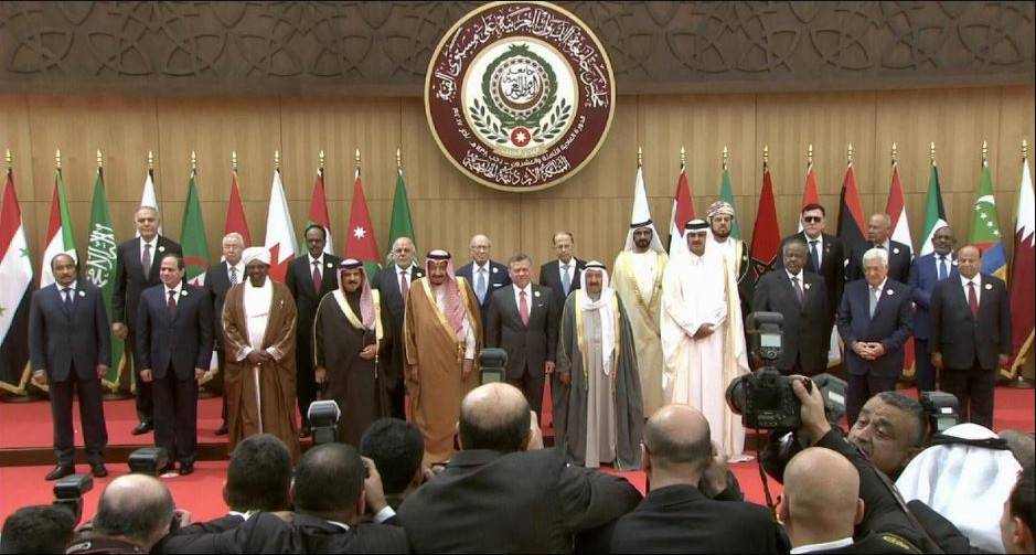 بالفيديو...لحظة تعثر الرئيس اللبناني ميشال عون في القمة العربية
