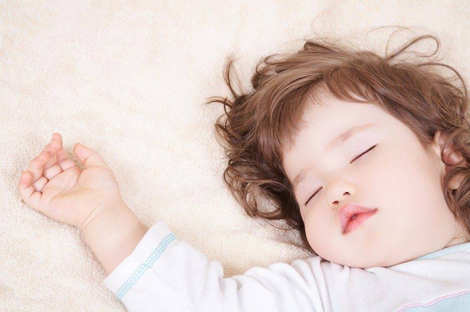 هل تلاحظين تعلّق طفلك ببطانيته؟ اليك السبب