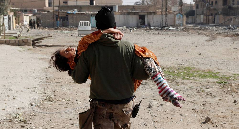 شاهد...لحظة استخدام "داعشي" لطفل كدرع بشري