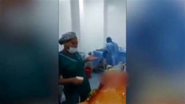 ممرضات يسخرون من رجل عاري مخدر في غرفة العمليات . بالفيديو