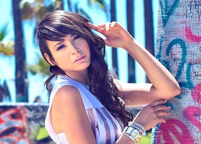 بعد ضجة اعتزالها.. "لها" تكشف حقيقة هروب ساندي من مصر!