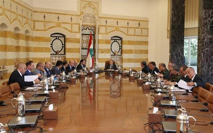 عون يرأس اجتماعا امنيا  بحضور الحريري: للتنسيق بين الاجهزة الامنية كافة على المعابر والمطار واعتماد اجراءات امنية لحفظ الامن والاستقرار