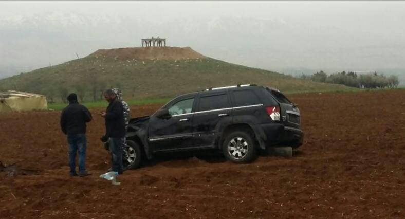جريح انقلاب جيب من نوع نيو غرلند شيروكي على طريق جزين (Liban8)