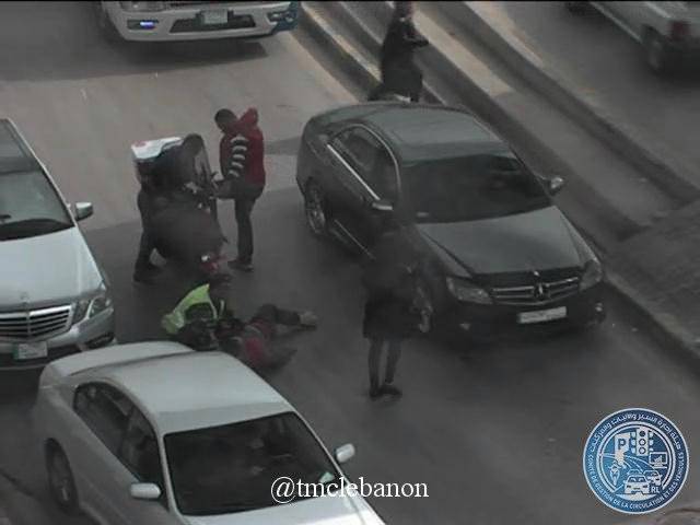 التحكم المروري: جريح نتيجة تصادم بين مركبة ودراجة نارية على تقاطع الحايك سن الفيل و حركة المرور كثيفة في المحلة