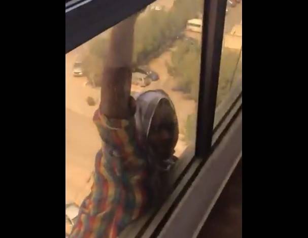 مشهد مروّع.. سقوط عاملة من على شرفة مخدومها الذي اكتفى بتصويرها!