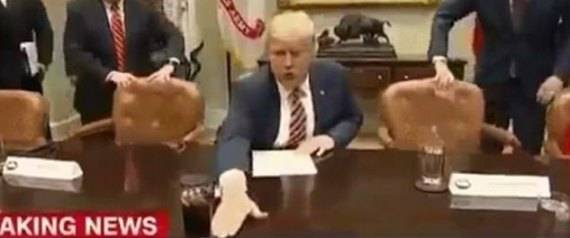 لماذا يزيل ترامب كل ما تطوله يده عندما يجلس إلى طاولة؟! الإجابة صادمة!