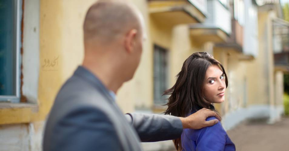 شاب يضطر لضرب فتاة عاكسها في الشارع بعد اكتشافه أنها أخته