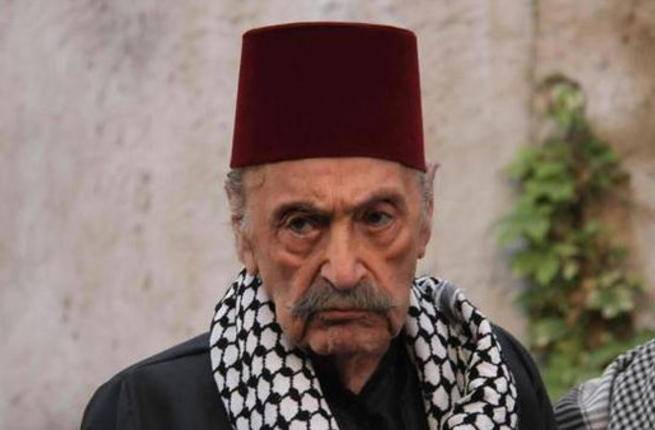 ابنة الراحل وفيق السبيعي تضع كلبا على قبر والدها!