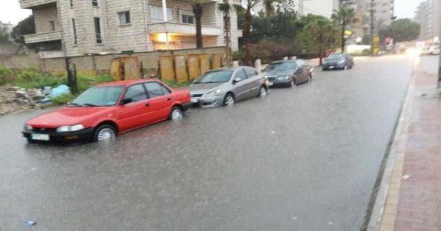بالصورة: سيول في صيدا تسد قنوات تصريف المياه