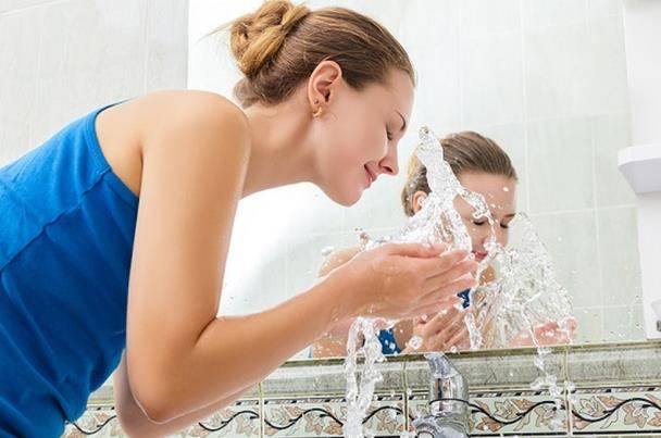 تجنبي هذه الأشياء أثناء غسل وجهك!!
