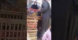 بالفيديو.. بائع خضراوات يغش النساء بطريقة ماكرة!