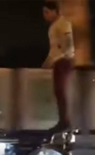 بالفيديو.. لقطات جنونية لشاب فوق دراجة نارية يقوم بـ ...!