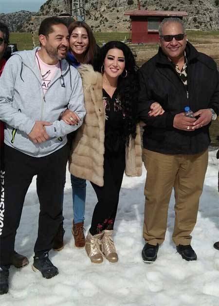 بالصور.. سمية الخشاب تتزلج على جليد لبنان