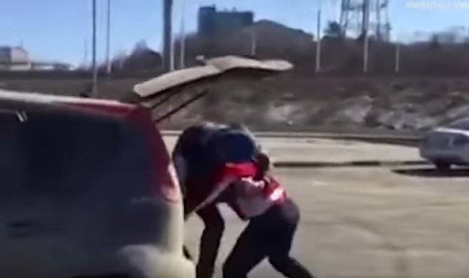 بالفيديو:غضبت منه لأنه قطع الطريق امامها فألقت به داخل صندوق سيارتها !
