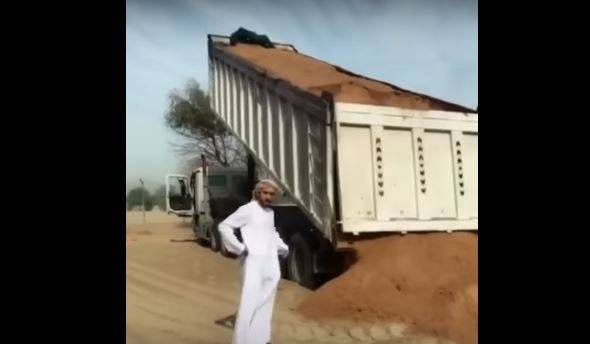 فيديو يشعل المواقع - ولي عهد دبي يسحب شاحنة ضخمة من الرمال.. شاهدوا شجاعته!!