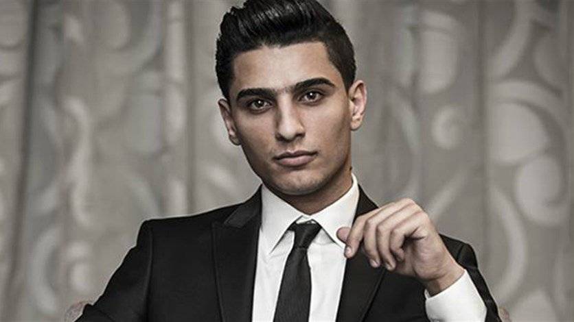 محمد عسّاف في صورةٍ نادرة مع والديه... فمن يُشبه أكثر؟