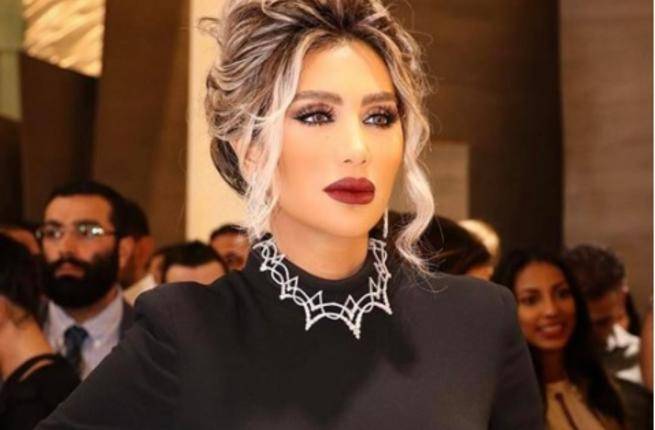 مايا دياب تنشر صورة مع شبيهتها..