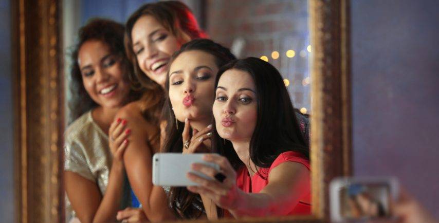 ما الذي يعكس شكلك الحقيقي: الصورة أم المرآة؟