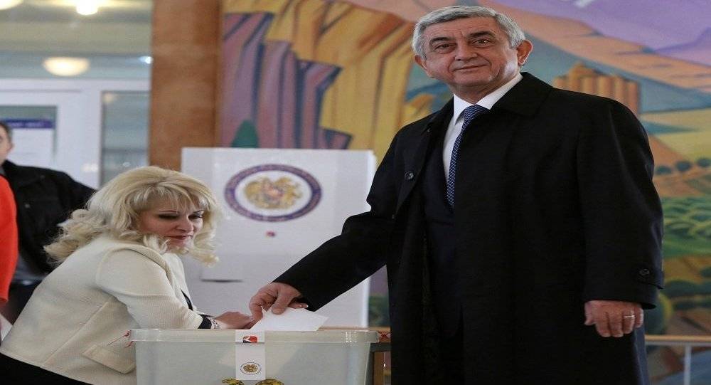 بالفيديو: الرئيس الأرميني يتعرض لموقف محرج أثناء الانتخابات!!