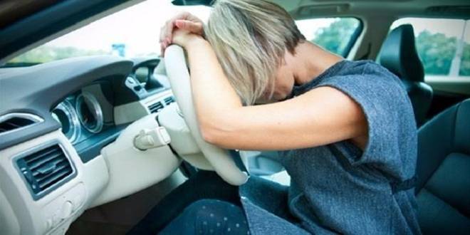 صدفة اغرب من الخيال : سائقة توصل عشيقة حبيبها الى منزله !!