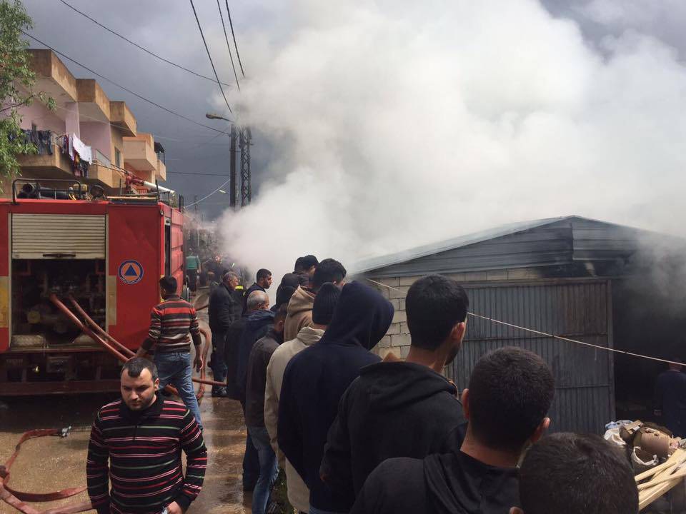 بالصور.. اندلاع حريق داخل منشرة في ميس الجبل