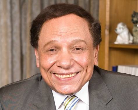 عادل إمام يهدد بفرض عقوبات على فريق مسلسله.. ماذا حدث؟
