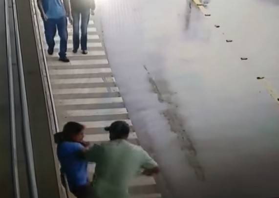 بالفيديو.. لحظات وحشية لزوج يهاجم زوجته السابقة بالشارع ويطعنها!