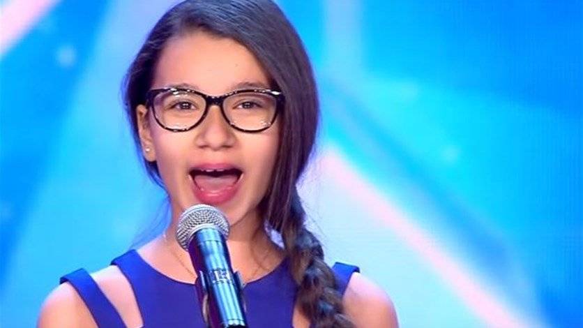 بالفيديو:  طفلة  لبنانية خطفت أنفاس الحكّام بغنائها المميّز!