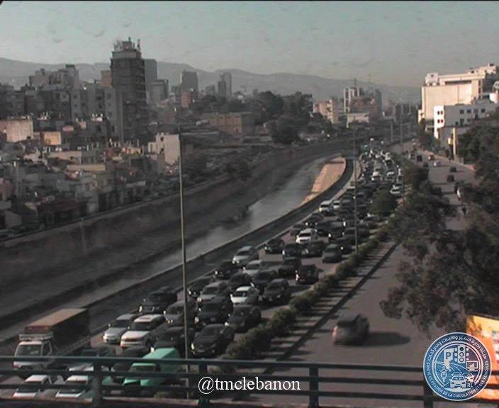 التحكم المروري: حركة المرور كثيفة على اوتوستراد الرئيس لحود باتجاه الكرنتينا