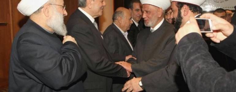 مصافحة حارة بين المفتي دريان والسفير السوري في لبنان