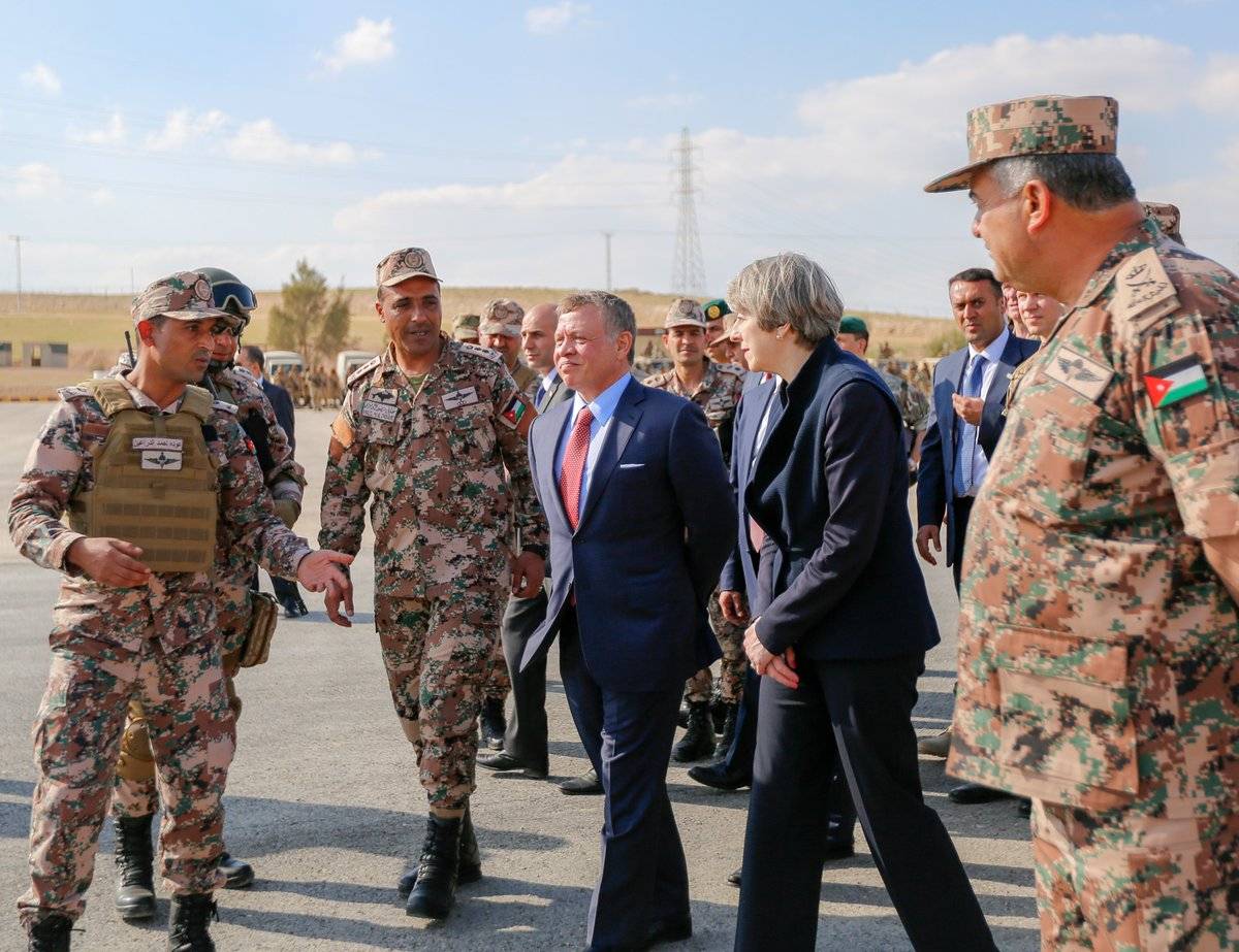 ماي التقت في عمان الملك الاردني: لتعزيز التعاون العسكري