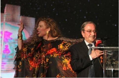 بالفيديو: رغدة ترفع إصبعها الأوسط.. وتتصرف بشكل غريب على المسرح!