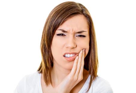 أسنانكِ حساسة؟ إليك الحلّ