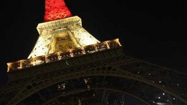 برج إيفل يطفئ أنواره تضامناً مع ضحايا تفجير مترو روسيا