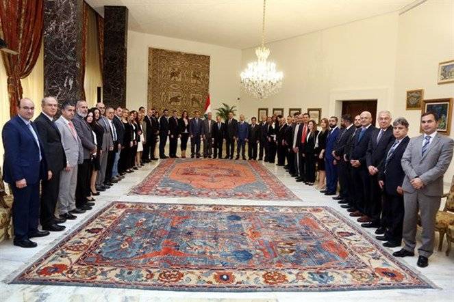 عون يدعو الشباب اللبناني الى الانخراط في القطاع العام
"نتكّل عليكم لتواكبوا عملنا وتساهموا في النهوض الوطني واصلاح المؤسسات"