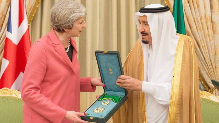 العاهل السعودي يمنح لتيريزا ماي وشاح الملك