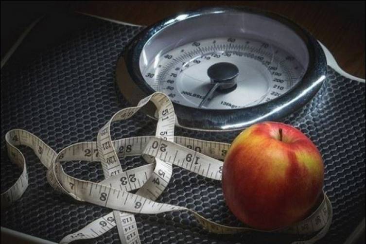 6 عادات سيئة قبل النوم تسبب زيادة الوزن
