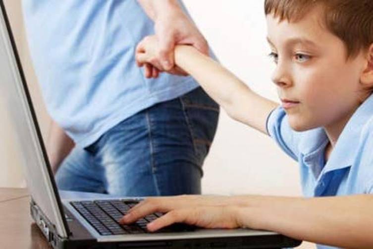كيف أحمي أطفالي من أخطار الانترنت؟