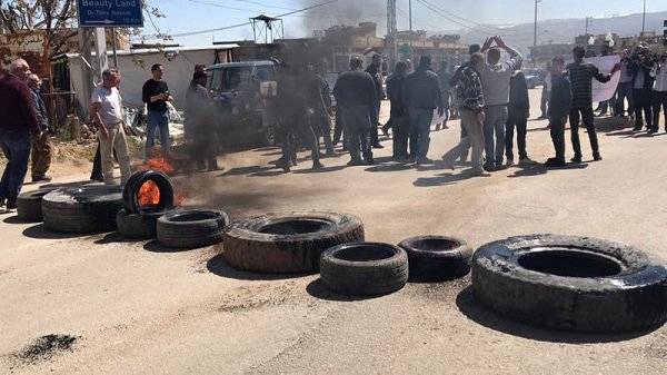 قطع طريق المدينة الصناعية في زحلة بالاطارات المشتعلة احتجاجاً على العمالة السورية (الجديد)