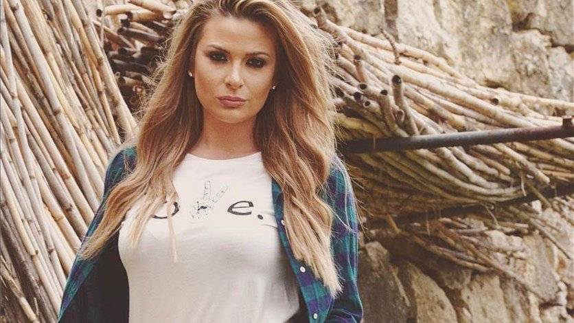 باميلا الكيك تنشر صورة شقيقتها على انستغرام... هل تشبهها؟