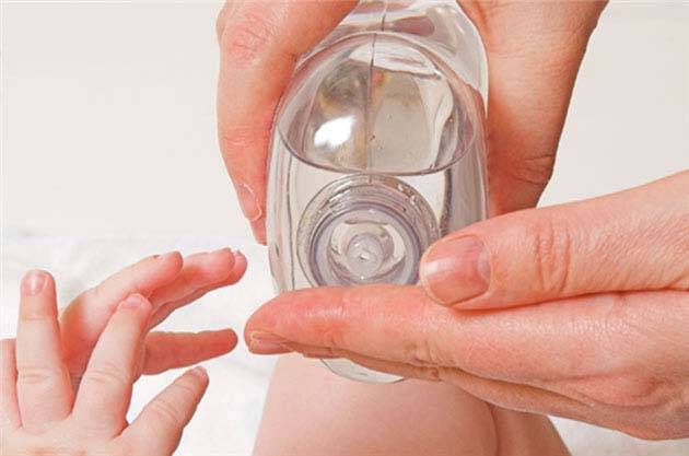 تعرفى على الاستخدامات المتنوعة لزيت الاطفال