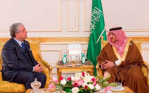 التقى نظيره الكويتي والأمير محمد بن نايف في تونس
المشنوق : السعوديّة جاهزة لمساعدة لبنان