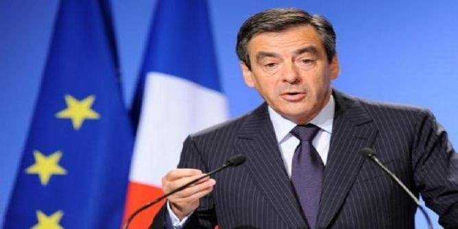 شخص ألقى كيس طحين على المرشح الفرنسي للرئاسة فرانسوا فيون قبيل خطابه