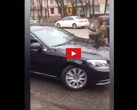 بالفيديو - ممثلة تحطم سيارة المنتج بسبب مشاهدها الجريئة... من هي؟!