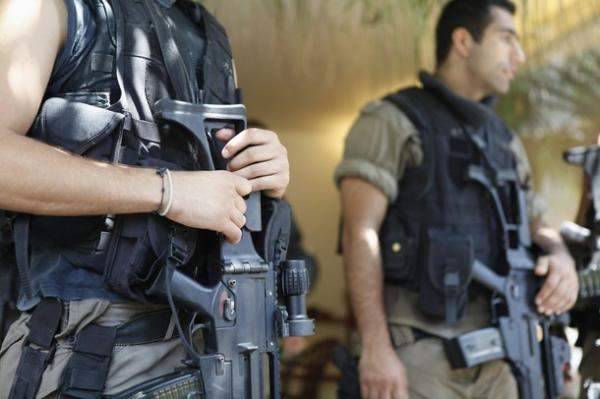 تبادل إطلاق النار اثناء القاء القبض على شخصين بجرم السرقة بالزلقا