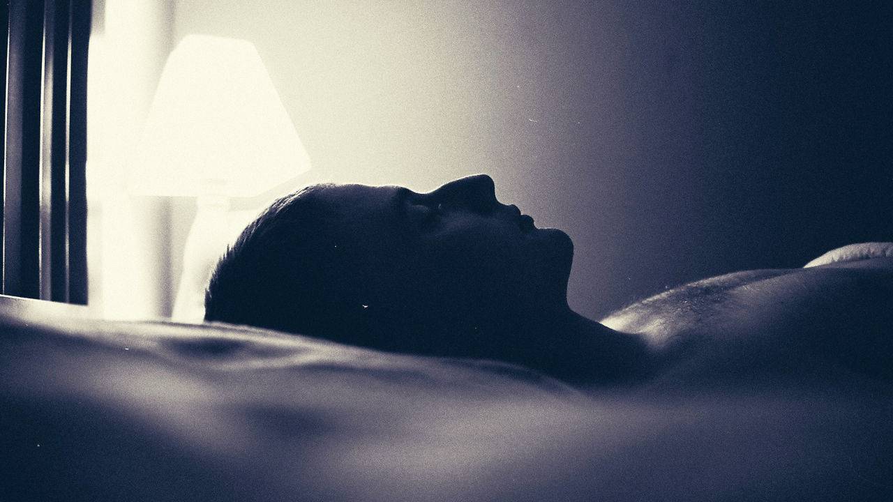 لماذا يجب عليك فتح نافذة غرفتك أثناء النوم؟
