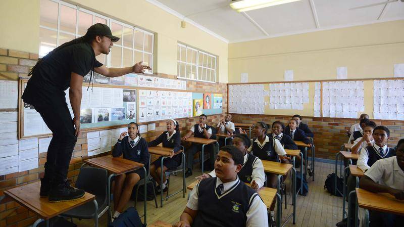 مُعلم يستخدم أغرب طريقة لتعليم طلابه الرياضيات!