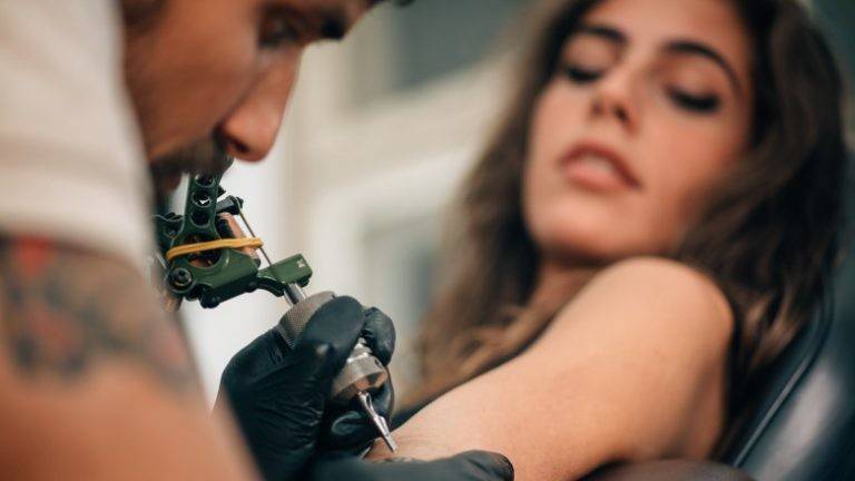 4 علامات تدل على أنكِ أسأتِ اختيار خبير الوشم!