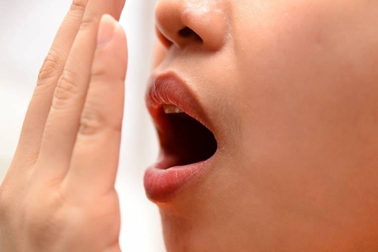 4 نصائح للتخلص من رائحة الفم