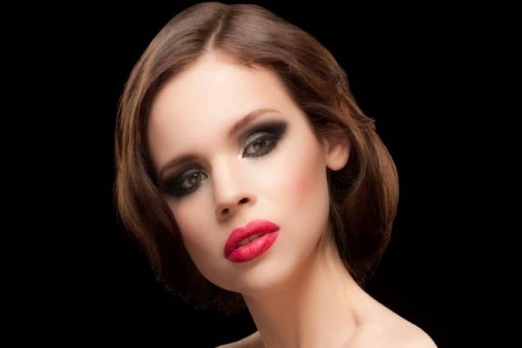 خدعات مكياجية تجعلك أصغر سنا